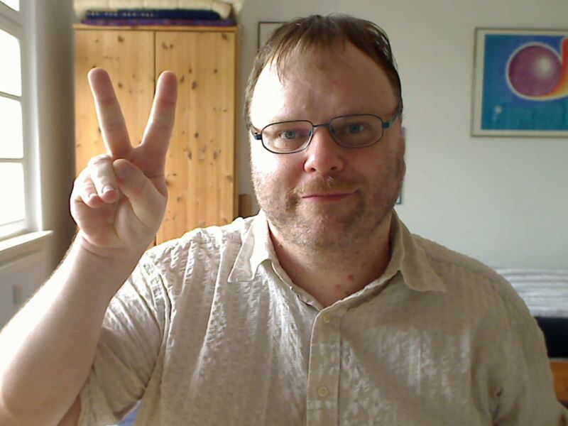 Foto: Mein Video-Coverbild mit dem "V-Symbol" meiner rechten Hand für Videos im 4:3-Format.