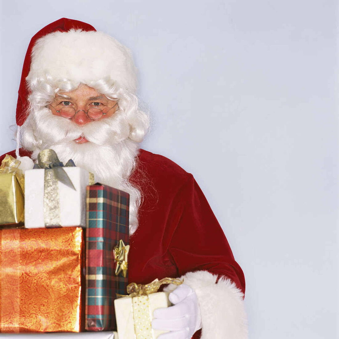 Foto: Der Weihnachtsmann im roten Samtmantel bringt viele Geschenke.