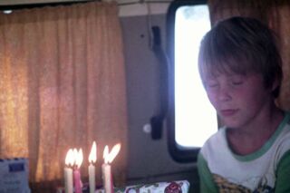 Foto: Ich sitze in unserem Bus, habe die Augen geschlossen und warte auf die Bescherung. Links von mir brennen etliche Kerzen.