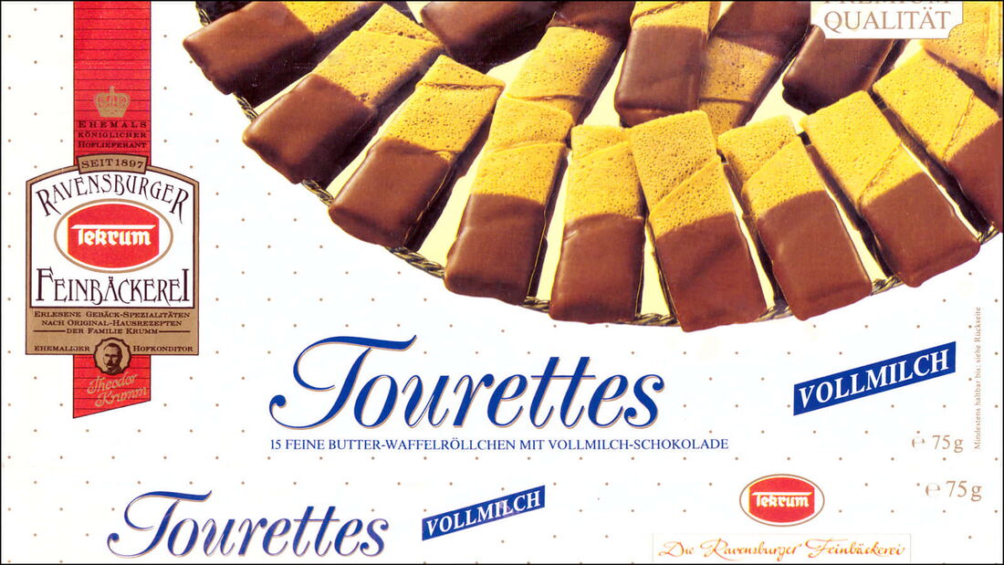 Foto: 15 Waffelröllchen mit Schoko-Überzug tummeln sich auf einem goldenen Tablett einer Waffelverpackung. Darunter steht "Tourettes".