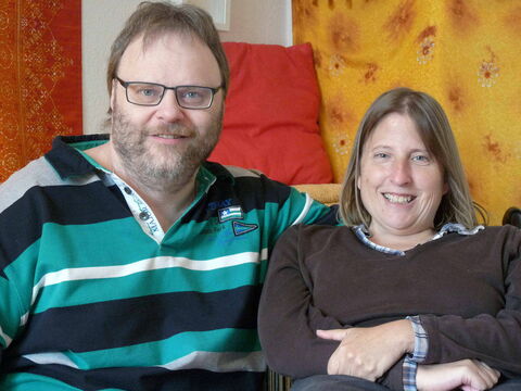 Foto: Meine Freundin Evelyn und ich in meinem Snoozlraum vor verschiedenen Wandbehängen.