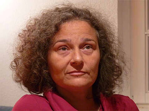 Foto: Ein nachdenkliches bis skeptisches Portrait von Dani in Großaufnahme.