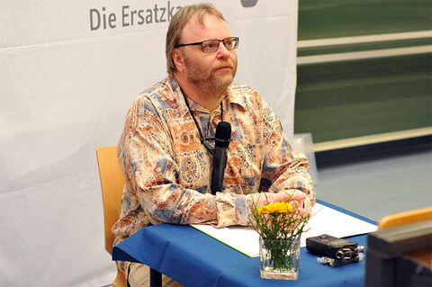 Foto: Hier nehme ich während meiner Lesung Blickkontakt mit dem Publikum auf.