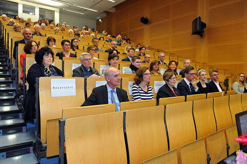 Foto: Der vollbesetzte Hörsaal in der Uniklinik Mainz. Im Vordergrund die Sozialministerin Bätzing-Lichtenthäler.