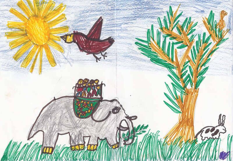 Bild: Auf diesem Bild reitet eine Familie auf einem Elefanten durch den Dschungel. Die Sonne strahlt und etliche Tiere sind zu sehen.