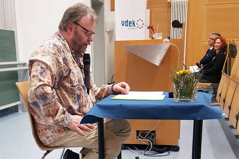 Foto: Hier lese ich meine Texte vor und bin ganz im Profil zu sehen. Im Hintergrund die Pressesprecherin des vdek.