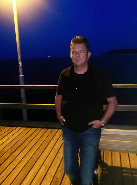 Foto: Mein Schreibkollege Joachim des Nachts unter einer Laterne an der Mole