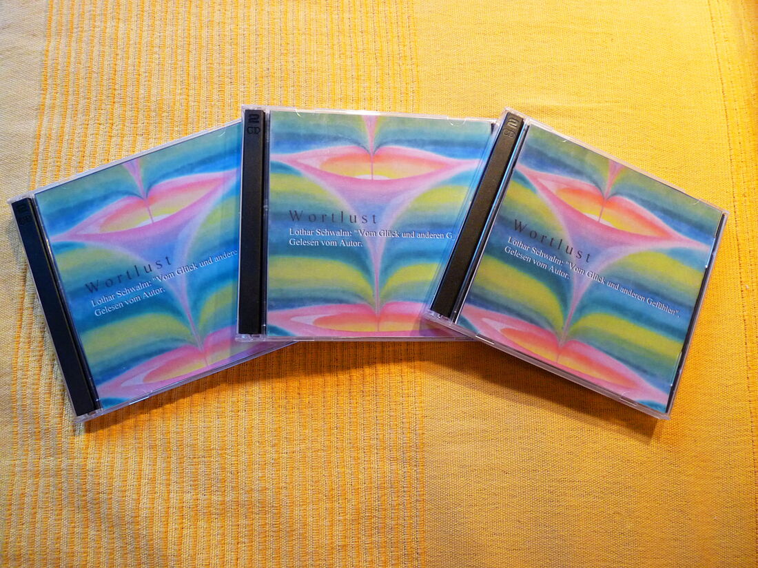 Foto: Drei Exemplare meiner ersten Hörbuch-CD liegen versetzt übereinander auf meinem gelben Sofa.