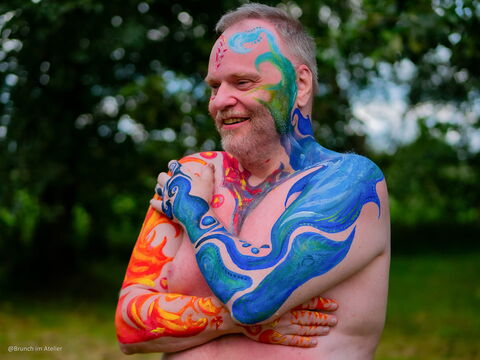 Foto: Meine Arme und mein Oberkörper sind mit den Farben von Feuer und Wasser bemalt.