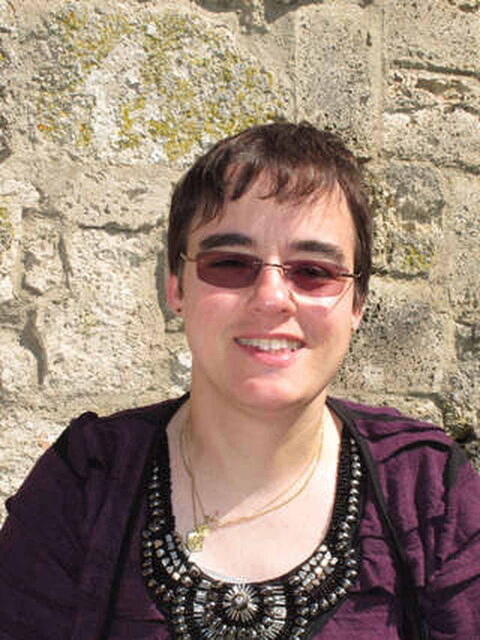 Foto: Die Uschimaus in einem reich verzierten violetten Kleid.