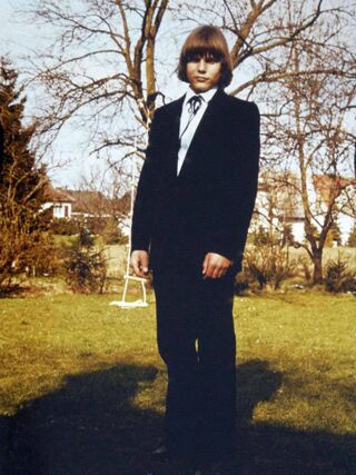 Foto: Ich mit 14 an meiner Konfirmation im schicken Anzug in unserem Garten.