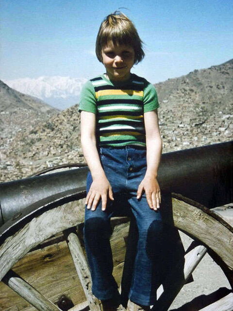 Foto: Ich bin sechs Jahre alt und sitze auf der Mittags-Kanone auf einer Kabuler Anhöhe.