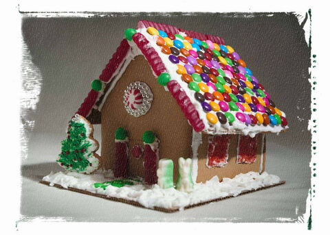 Foto: Ein mit vielen bunten Smarties verziertes Lebkuchenhäuschen.