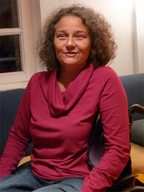 Foto: Dani lächelnd in ihrem Rollstuhl in meinem Snoozleraum.