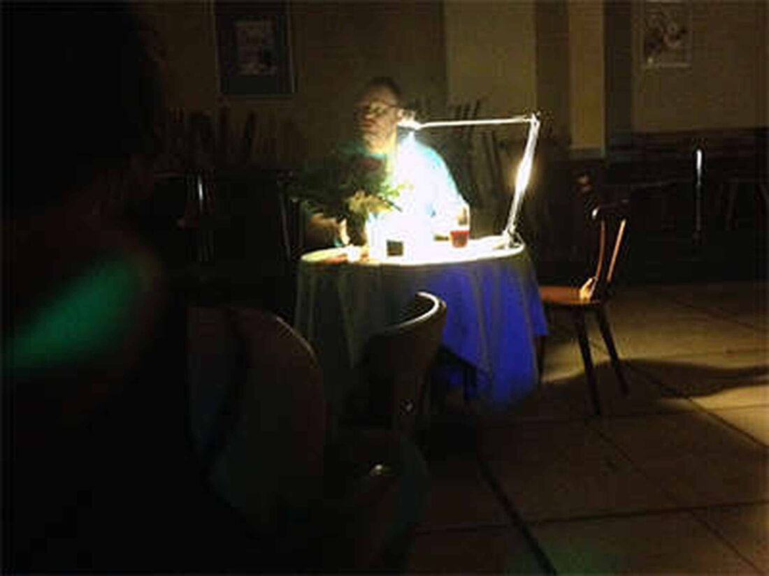 Foto: Kuschelige Atmosphäre im fast durchgängig dunklen Kulturcafé der Uni in Mainz.