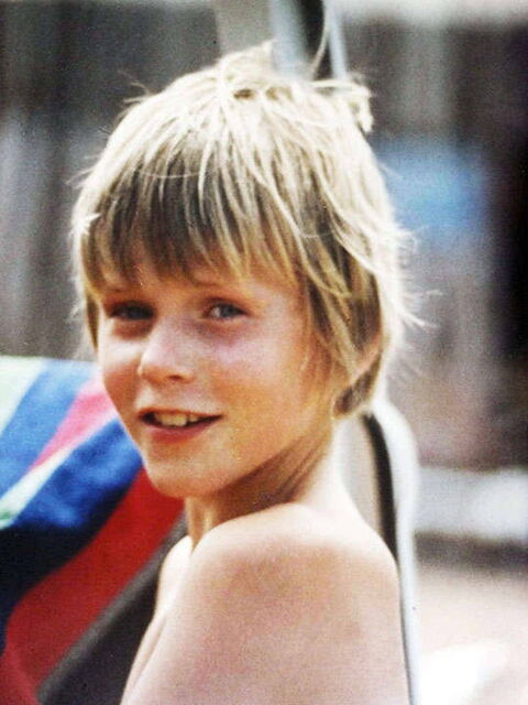 Foto: Mit acht, neun Jahren war ich strohblond. Hier bin ich mit nacktem Oberkörper zu sehen und schaue nach links in die Kamera.