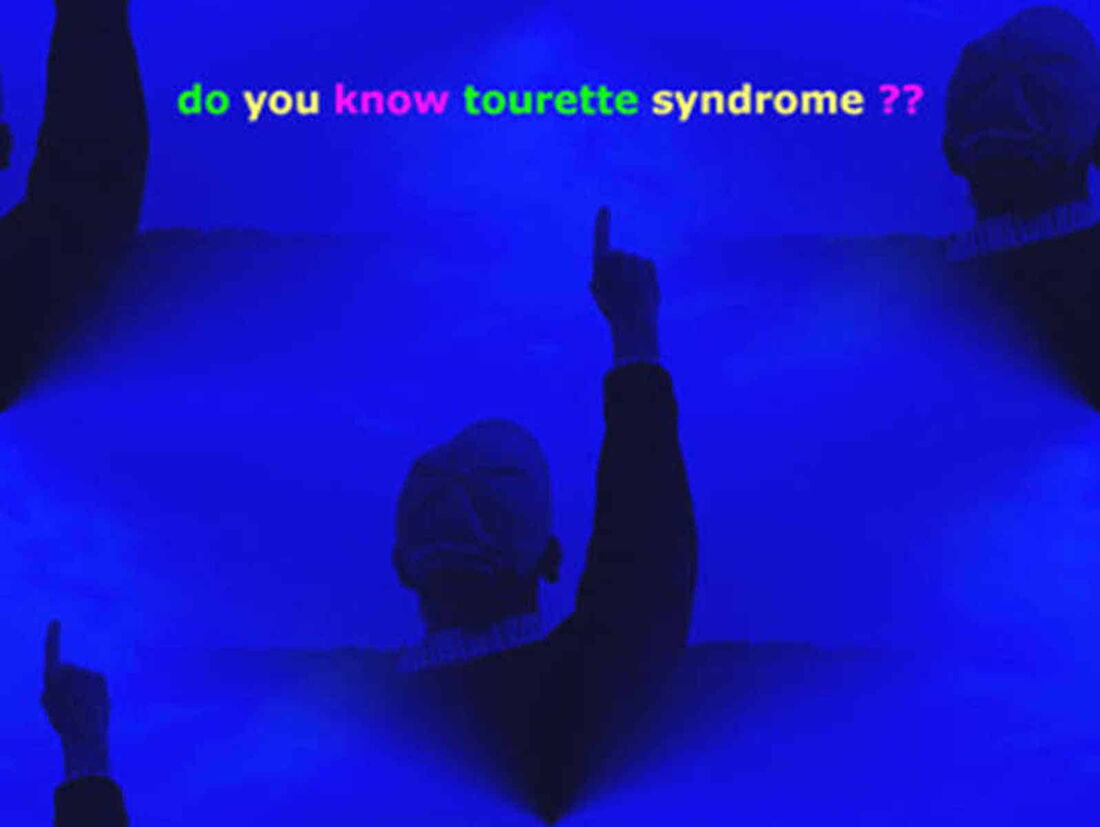 Fotomontage: Hermann zeigt mehrfach kopiert mit einem Finger nach oben; das Bild ist blau-schwarz eingefärbt.