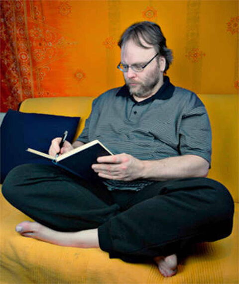 Ich sitze im Schneidersitz auf dem gelben Sofa meines Snoozleraumes und halte ein Buch in den Händen.