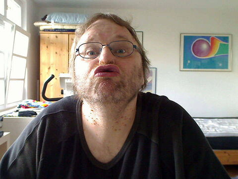 Foto: Hier forme ich einen Kussmund, weil ich scheinbar jemanden küssen möchte.