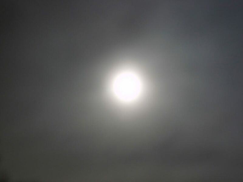 Foto: Der gleißende Vollmond wird immer wieder von wabernden Wolken attackiert und verschluckt.