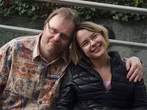 Foto: Akina und ich sitzen zusammen und wir neigen unsere Köpfe zueinander.