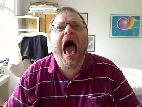 Foto: Ich werfe den Kopf nach hinten und beginne, laut zu brüllen. Mein Kopf läuft dabei rot an.