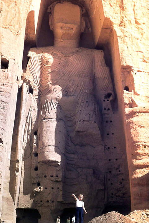 Foto: Derr kleine Lothar (1,20 m) vor einer riesigen stehenden Buddha-Statue (53 m) aus Lehm.