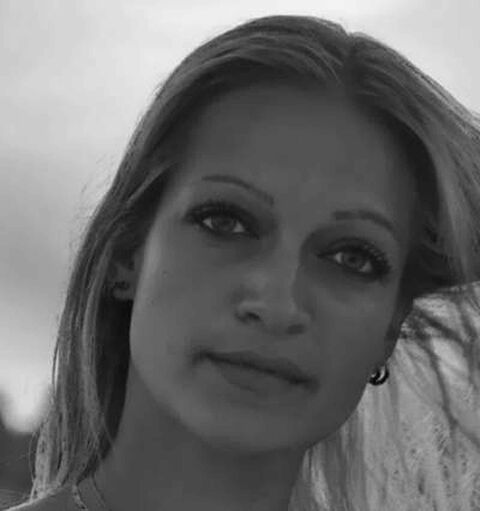 s/w-Foto: Jutta hat lange blonde Haare und schaut direkt in die Kamera.