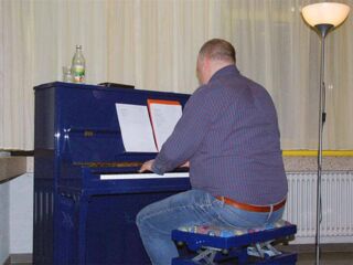Foto: Hier seht ihr Stefan am knallblauen Klavier bei seinen Zwischenspielen zwischen den einzelnen Texten.