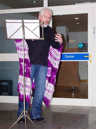 Foto: Eckhard bei einem seiner gestenreichen Rezitate mit einem etwas kitschigen Umhang.
