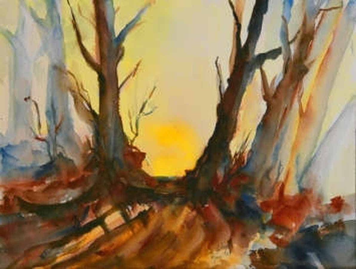 Gemälde: Die Sonne geht zwischen kahlen Bäumen auf.