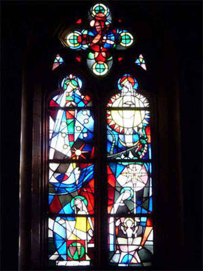 Foto: Hier bunte Chagall-Fenster mit christlichen Motiven von St. Stephan in Mainz.