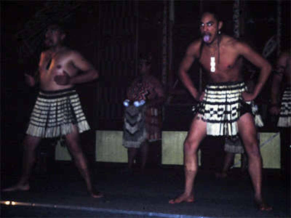 Foto: Zwei neuseeländische Männer tanzen einen sehr ursprünglichen Tanz.