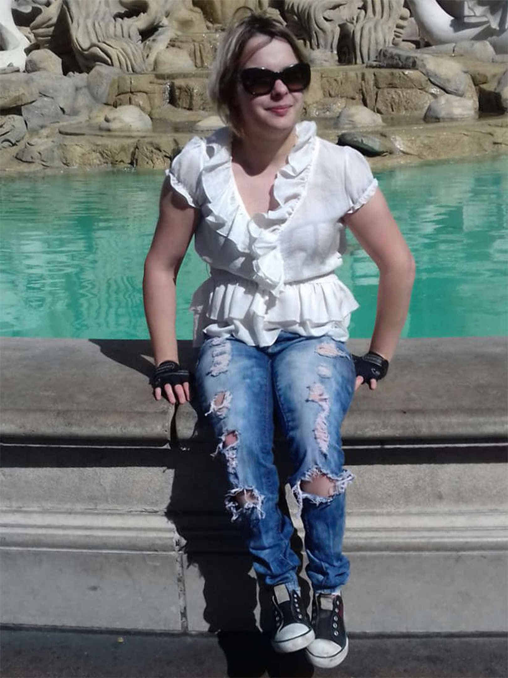 Foto: Akina auf einem Brunnenrand in Las Vegas.