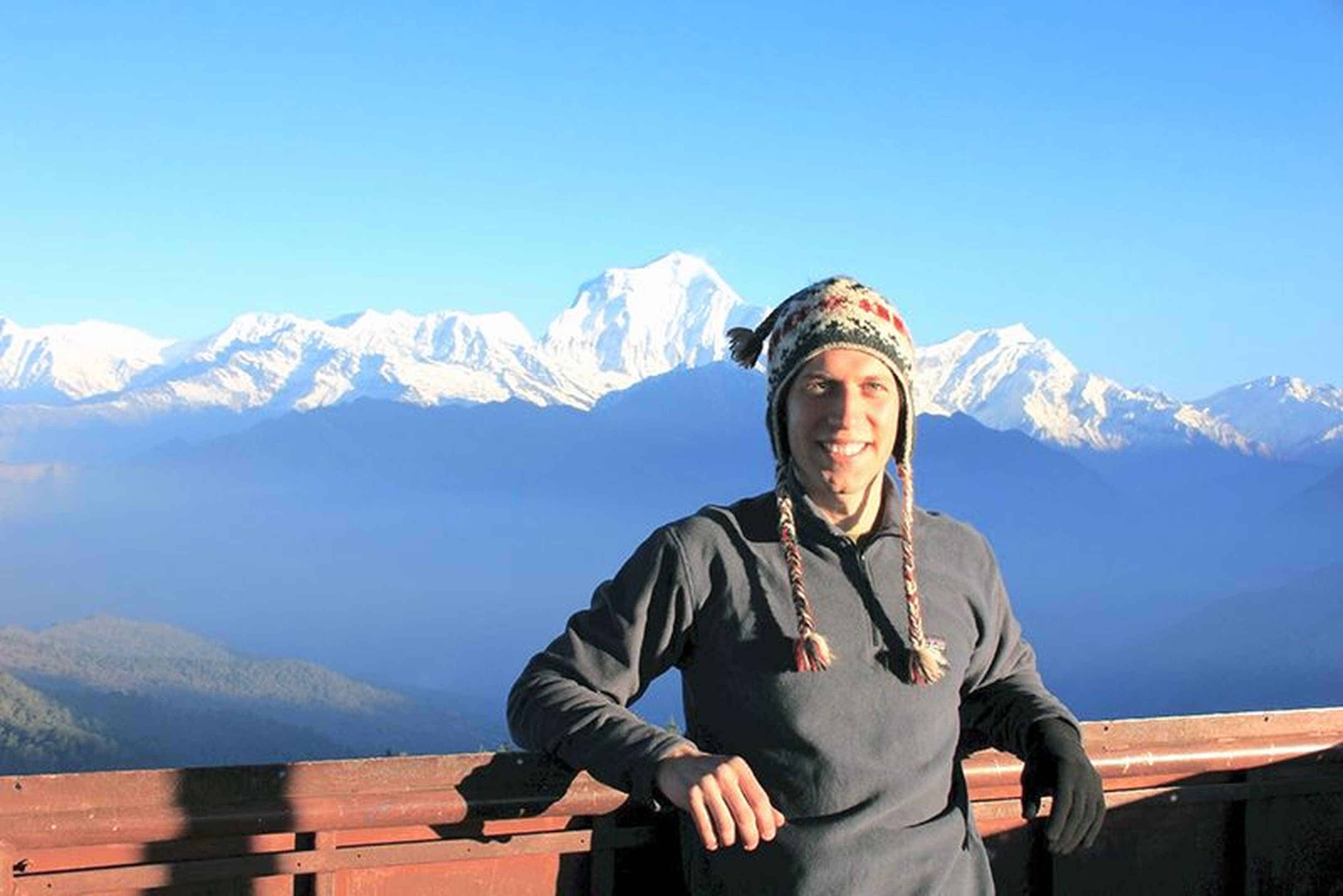 Foto: Benjamin vor einem Himalaya-Panorama.