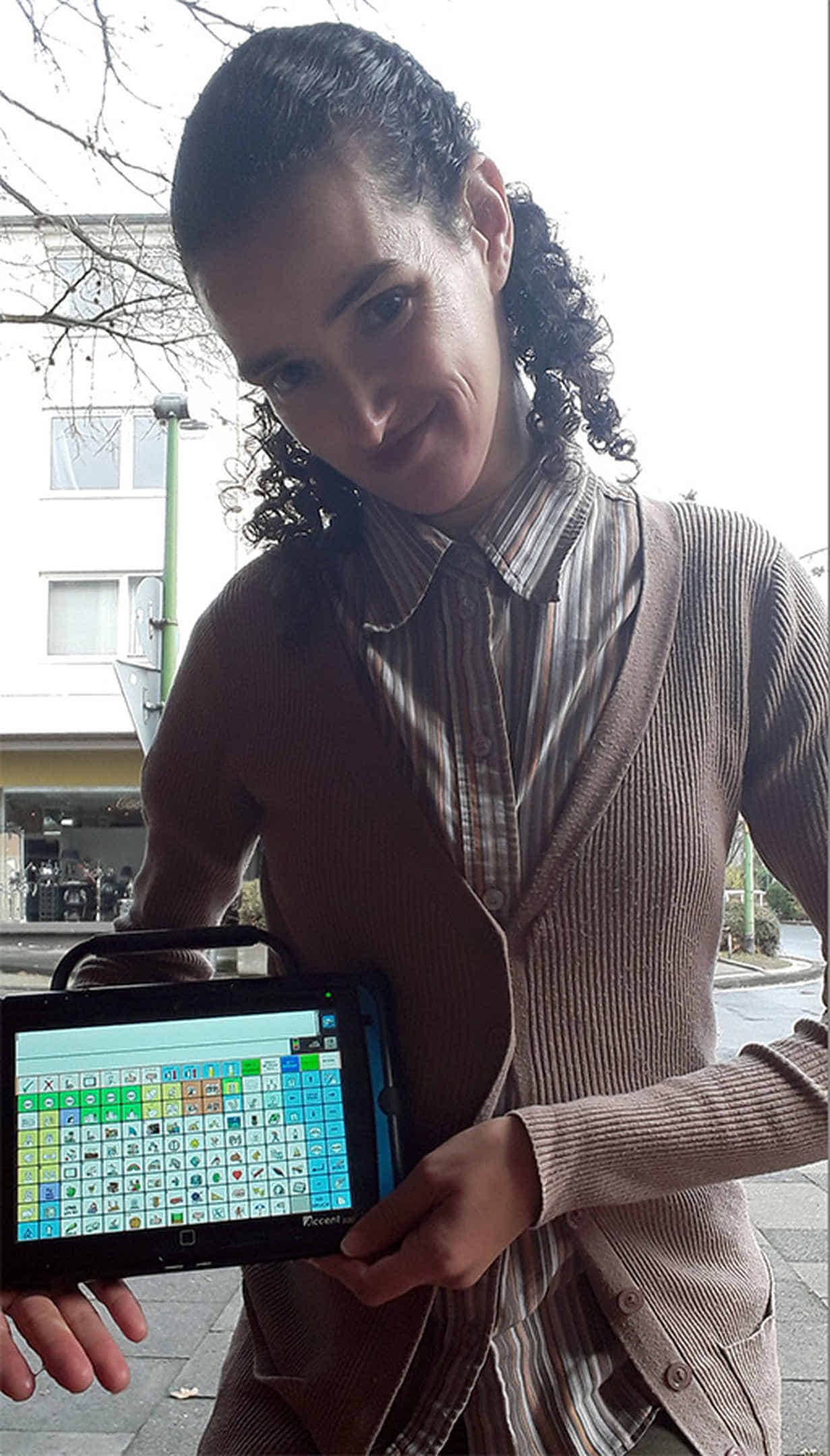 Foto: Fikria mit ihrem Talker in der Stadt.