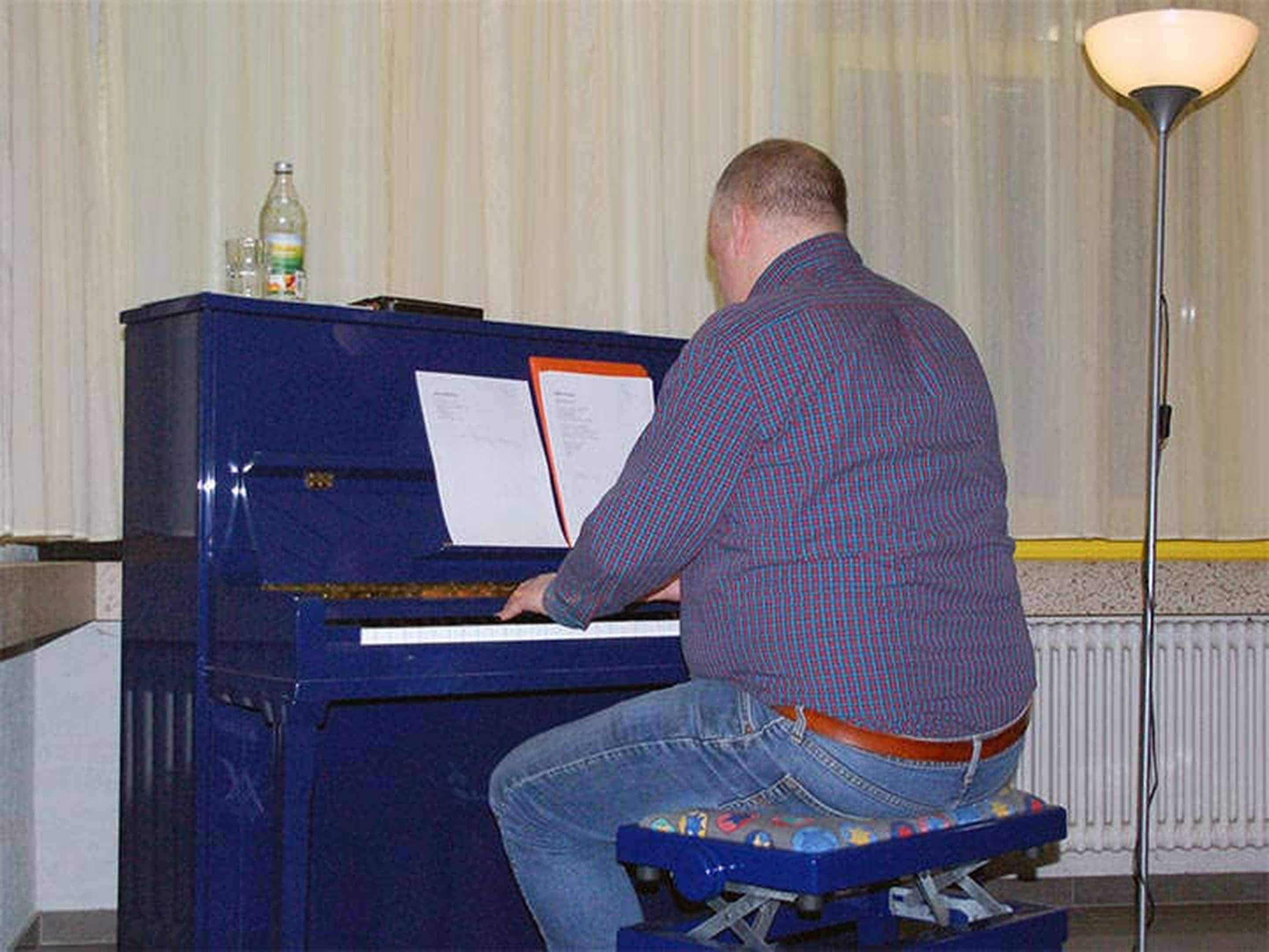 Foto: Hier seht ihr Stefan am Klavier bei seinen Zwischenspielen zwischen den einzelnen Texten.
