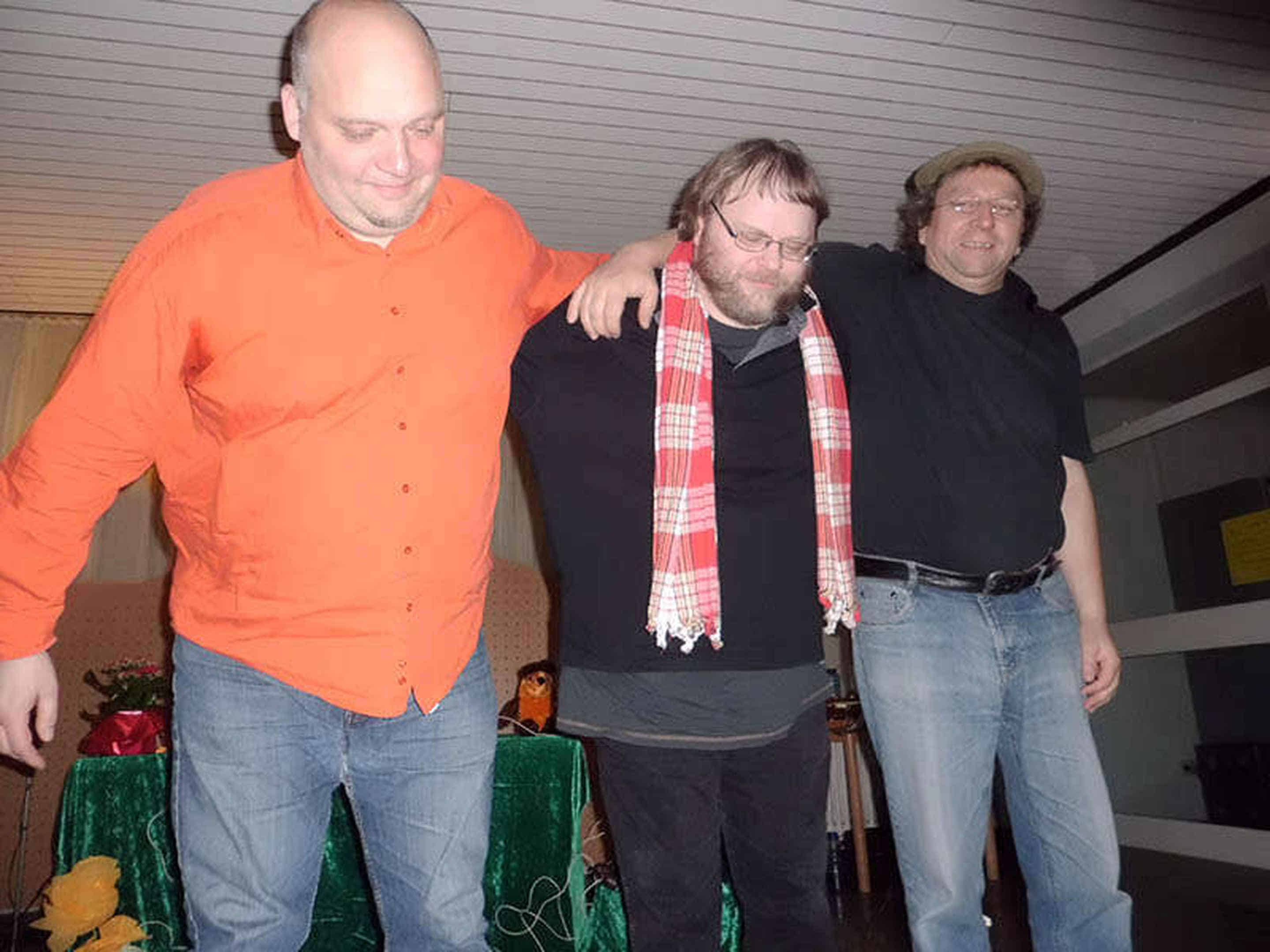 Foto: Stefan links, ich in der Mitte und Ulf rechts verbeugen uns abschließend vor dem Publikum.