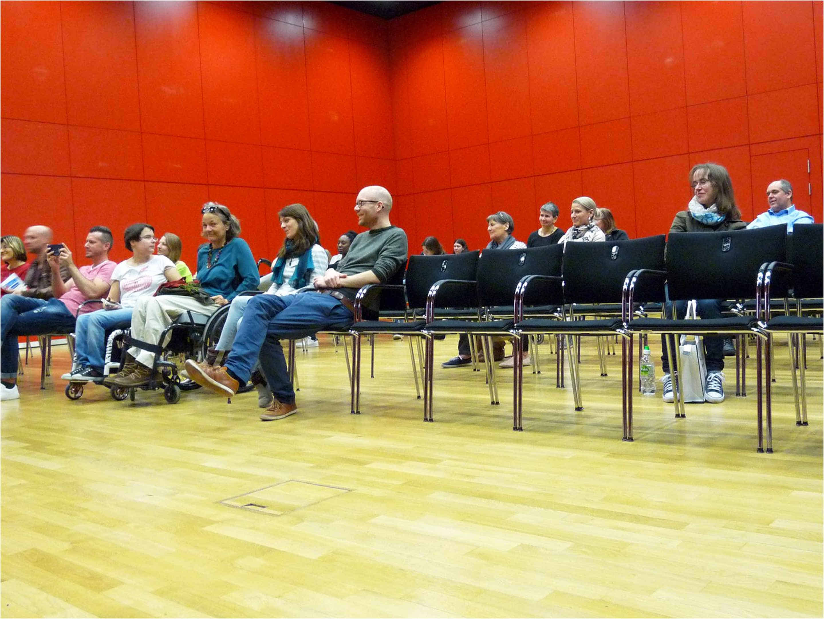 Foto: Ein Blick auf die Zuschauer. Der Raum war etwas überdimensioniert.